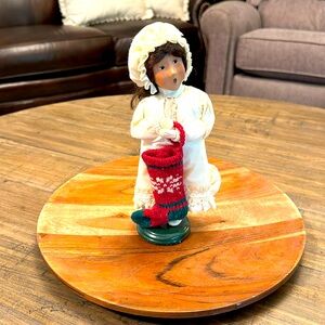 BYERS’ CHOICE LTD. THE CAROLERS 2000 CHILD WITH STOCKING.